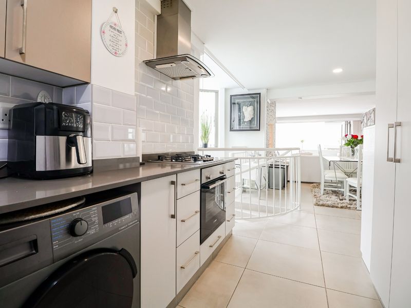 #Modern Corner Apartment with Stylish Comfort and Convenience - Photo 7