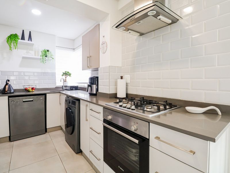 #Modern Corner Apartment with Stylish Comfort and Convenience - Photo 6