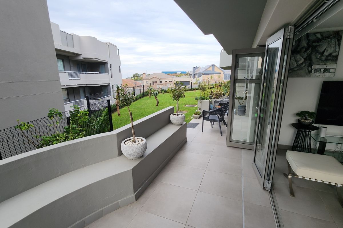 #Modern Corner Apartment with Stylish Comfort and Convenience - Photo 4