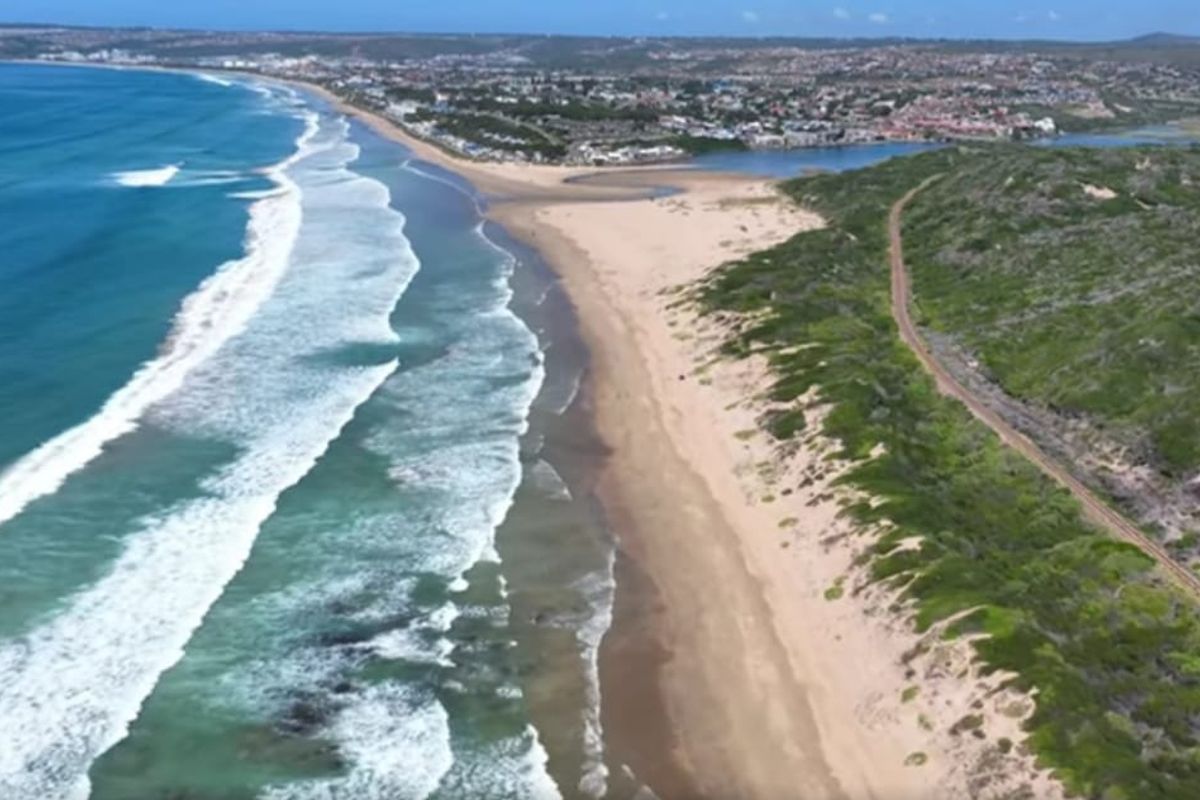 Building package only, Excluding land and ground works. - Photo 4