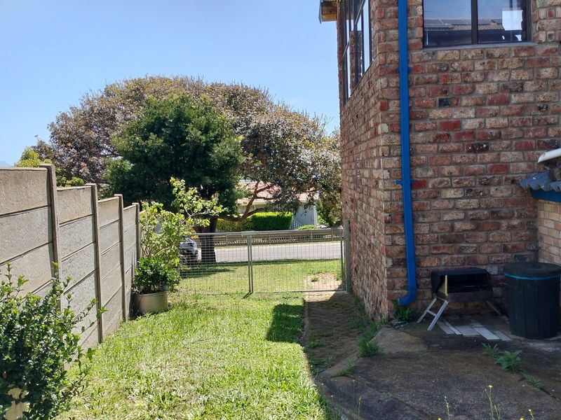 **TWO HOMES IN ONE! | SPACE, VIEWS & ENDLESS POSSIBILITIES** - Photo 4