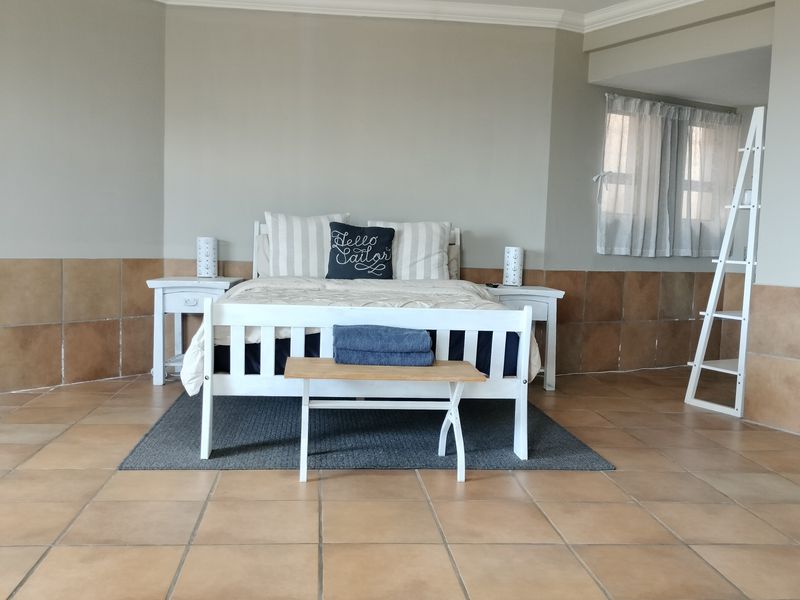 SEA VIEWS, STUNNING POOL  & A PRICE THAT'S HARD TO BEAT ........ - Photo 7