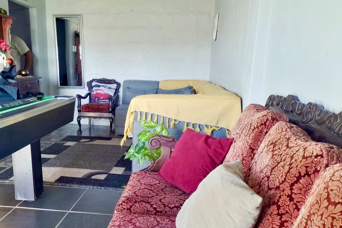 FAMILY HOME WITH BEAUTIFUL MOUNTAIN & VALLEY VIEWS :  Greenhaven, Groot Brak River - Photo 4