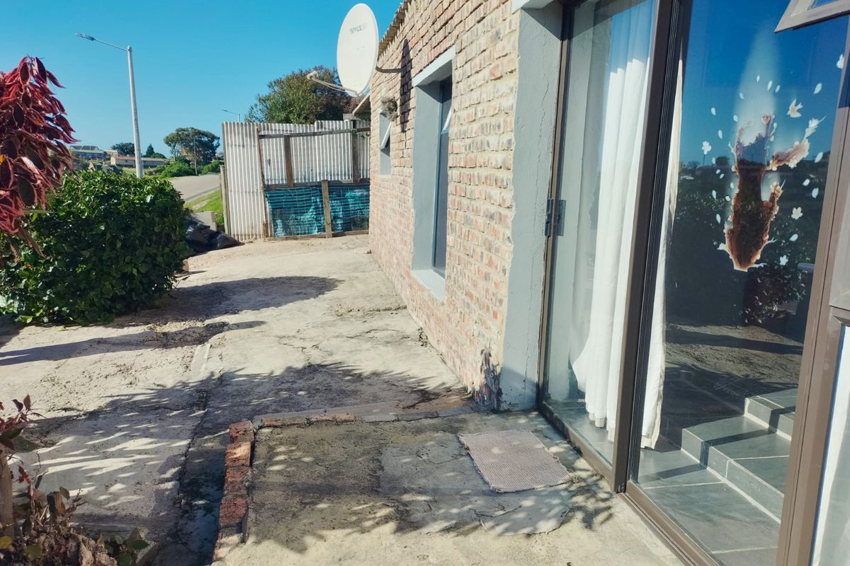 FAMILY HOME WITH BEAUTIFUL MOUNTAIN & VALLEY VIEWS :  Greenhaven, Groot Brak River - Photo 3