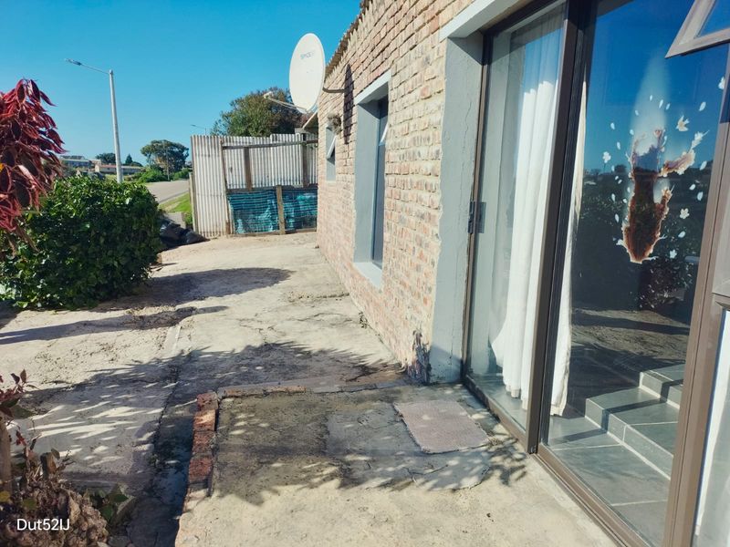 FAMILY HOME WITH BEAUTIFUL MOUNTAIN & VALLEY VIEWS :  Greenhaven, Groot Brak River - Photo 3