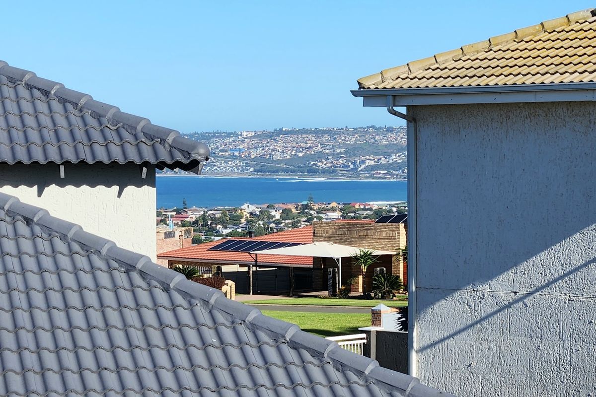 Exceptional Modern Coastal Living in a Prime Location - Photo 4