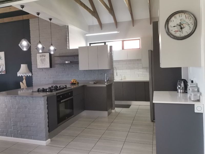 Modern Family Home Offering Comfort, Space & Seamless Flow - Photo 7