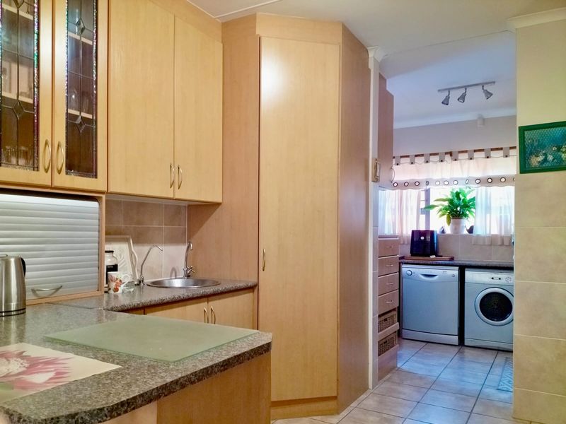 BEAUTIFUL FAMILY HOME WITH SPACIOUS FLATLET IN POPULAR FRAAIUITSIG - Photo 10