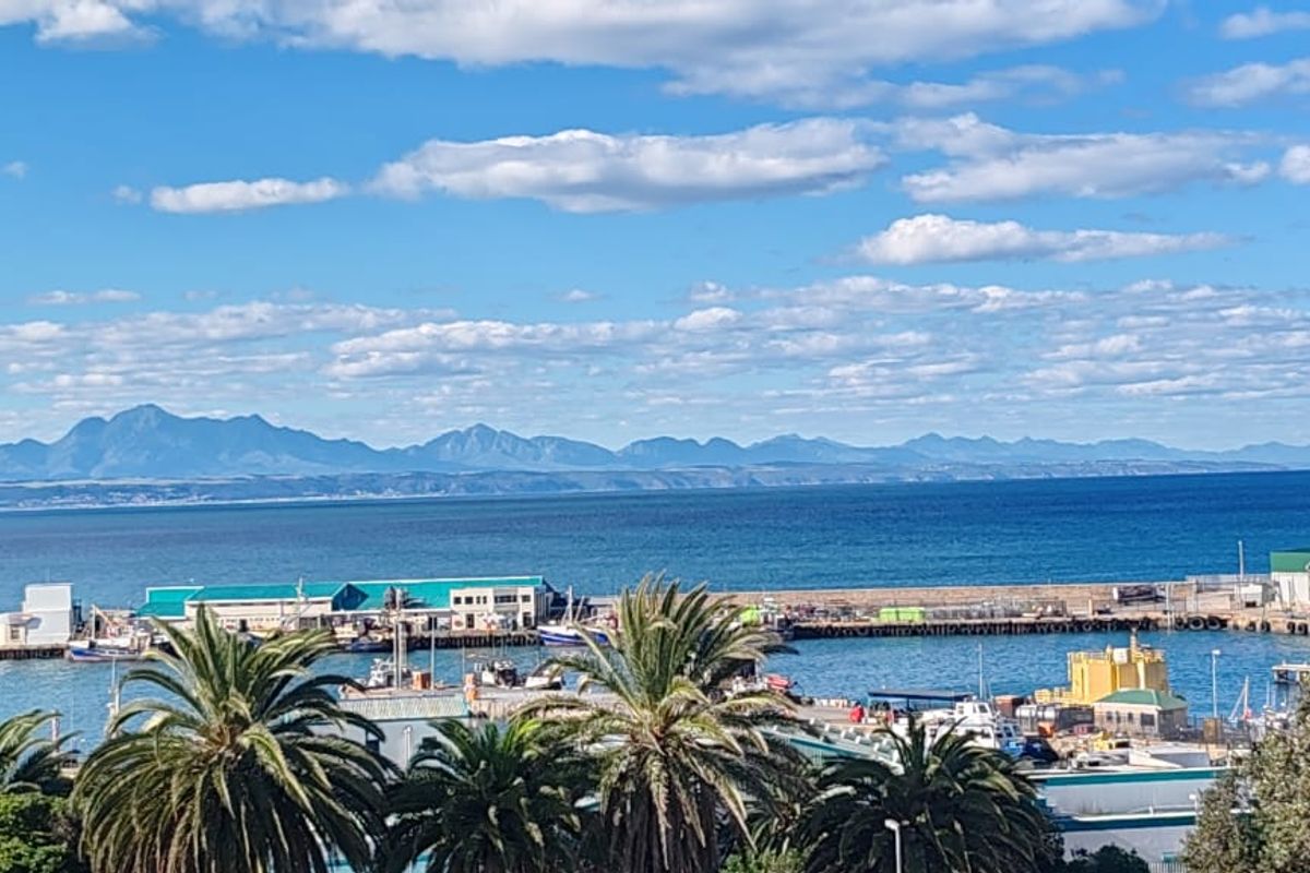 Exceptional Value – Spacious Apartment with Stunning Sea Views in the Heart of Mossel Bay - Photo 3
