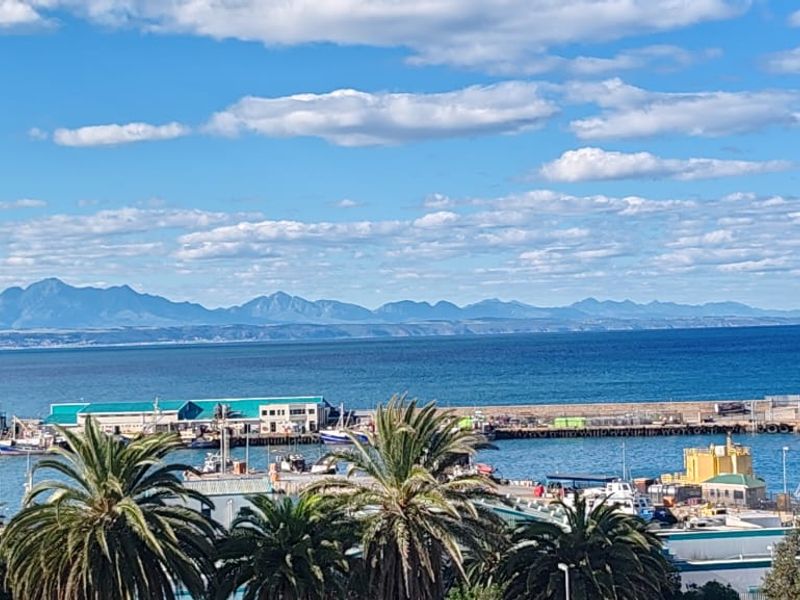 Exceptional Value – Spacious Apartment with Stunning Sea Views in the Heart of Mossel Bay - Photo 3