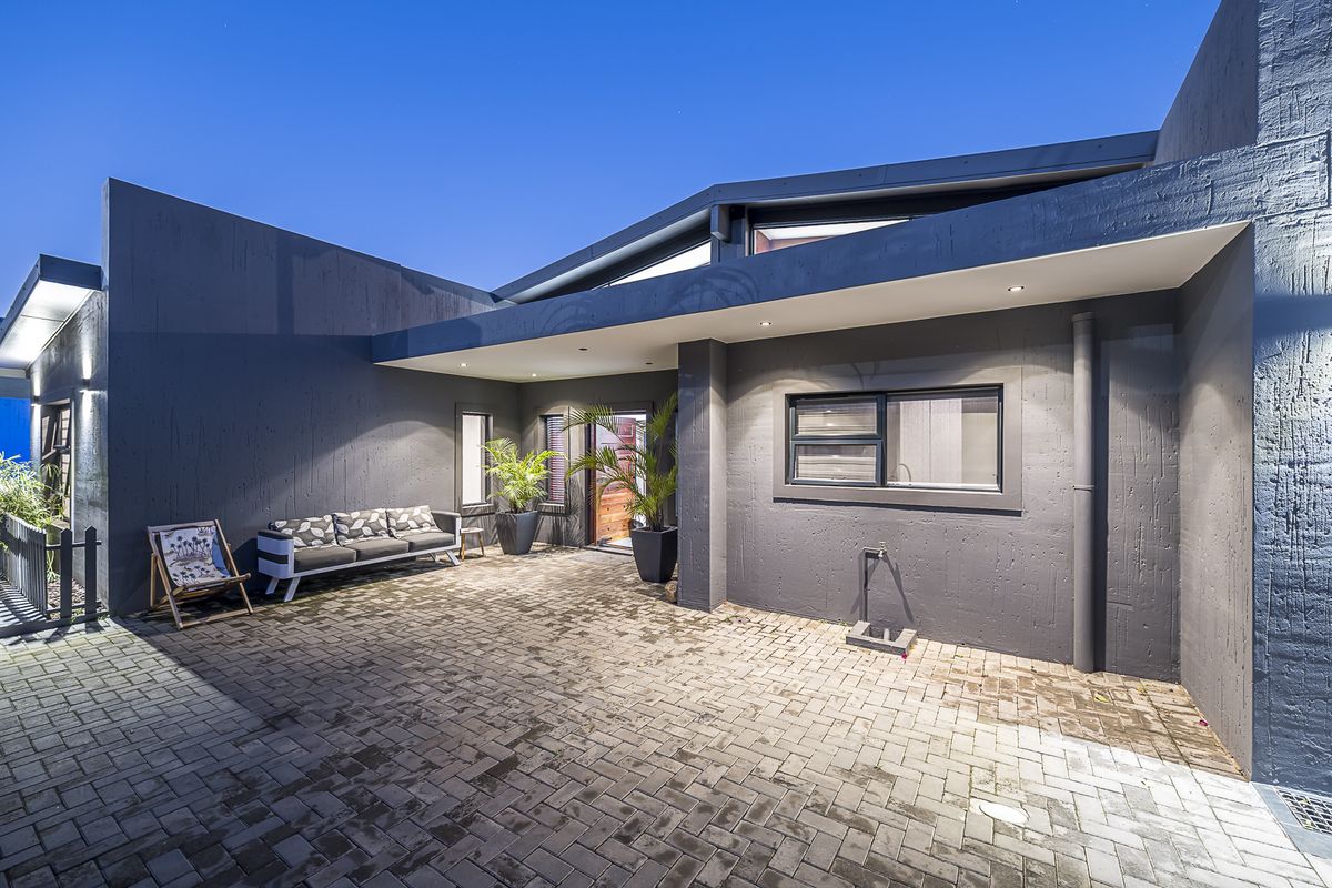 5 Bedroom Coastal Home with Exceptional Ocean Views – Island View - Photo 2