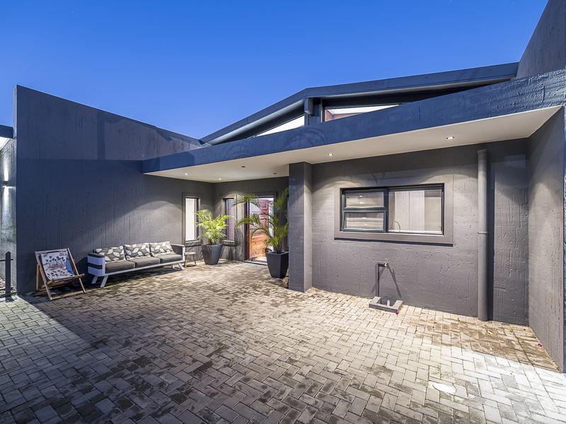 5 Bedroom Coastal Home with Exceptional Ocean Views – Island View - Photo 2