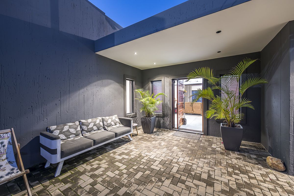 5 Bedroom Coastal Home with Exceptional Ocean Views – Island View - Photo 3
