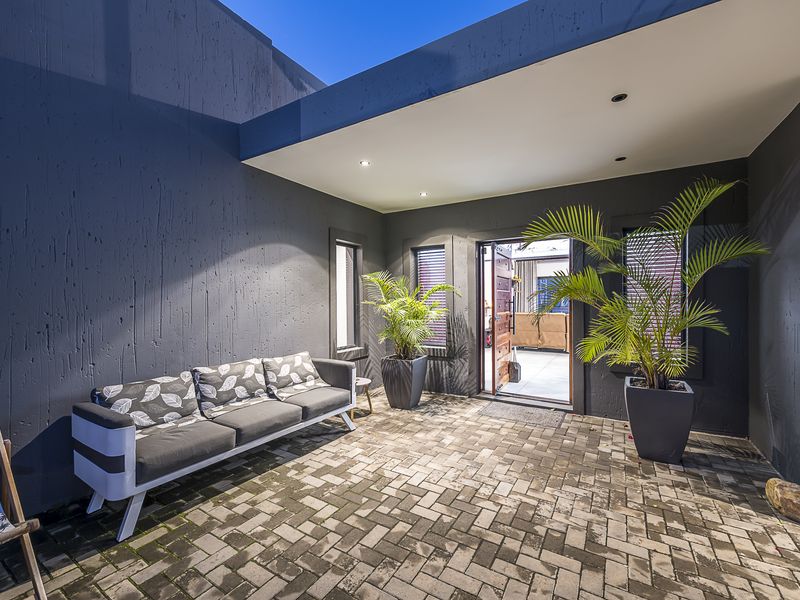 5 Bedroom Coastal Home with Exceptional Ocean Views – Island View - Photo 3