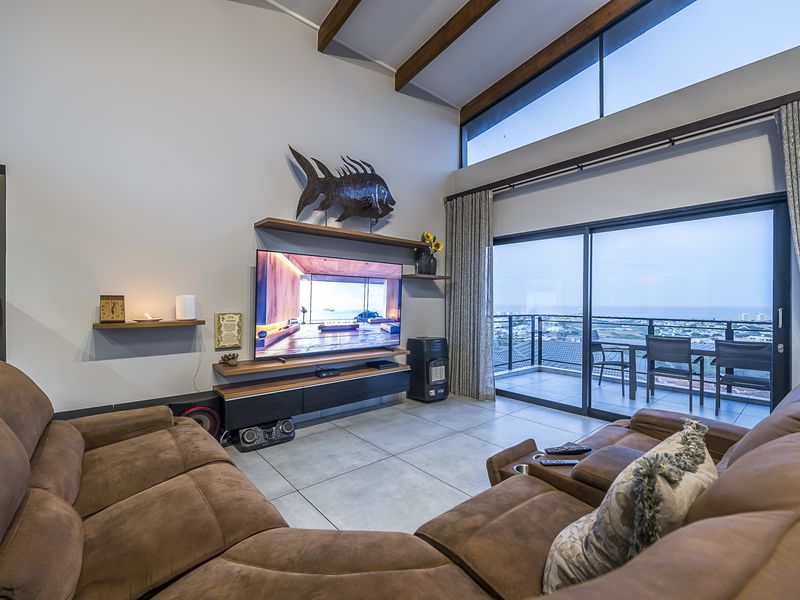 5 Bedroom Coastal Home with Exceptional Ocean Views – Island View - Photo 10