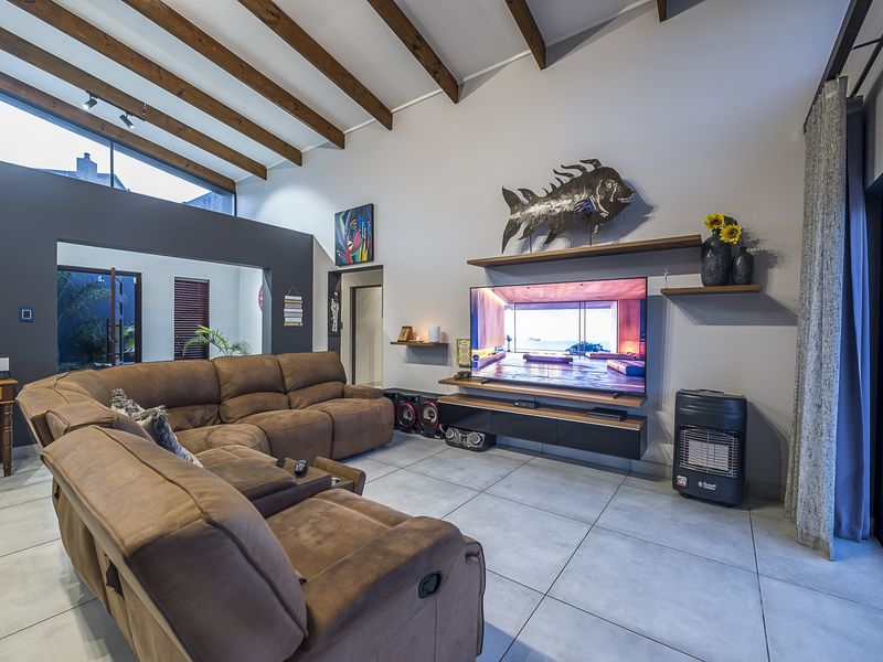 5 Bedroom Coastal Home with Exceptional Ocean Views – Island View - Photo 9