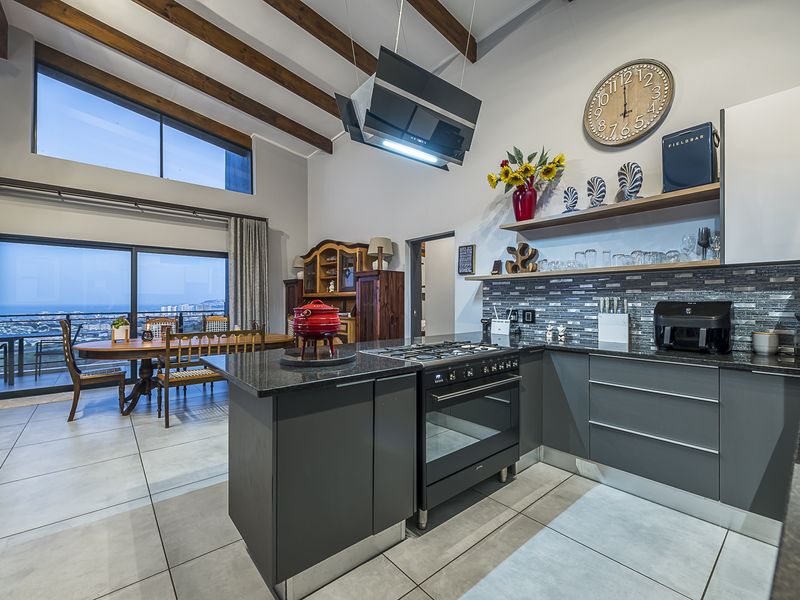 5 Bedroom Coastal Home with Exceptional Ocean Views – Island View - Photo 8