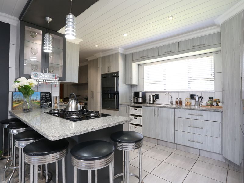 FAMILY HOME WITH FLAT IN REEBOK - Photo 8