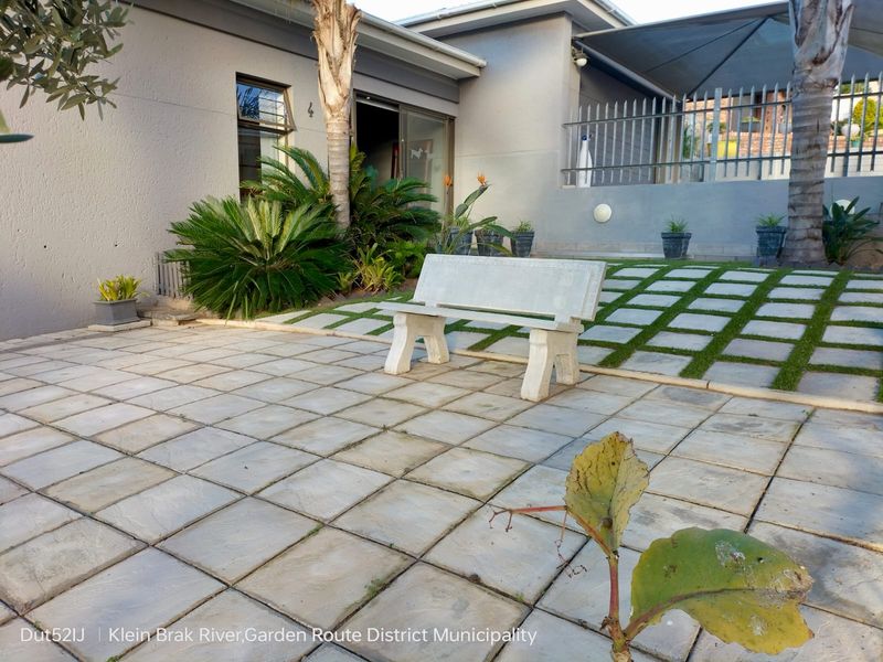 MODERN FAMILYLIVING IN BEAUTIFUL REEBOK - Photo 1