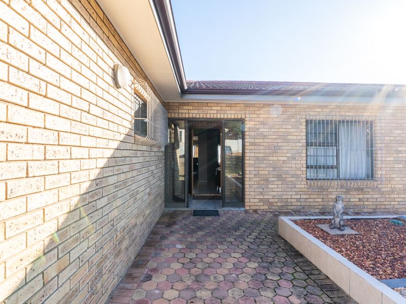Exclusive Mandate – Strong Facebrick Home with Dual Living Potential - Photo 6