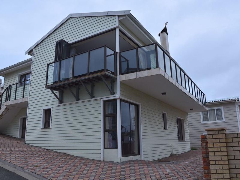 6 Bedroom Spacious Coastal Retreat in the Heart of Hartenbos - Photo 1