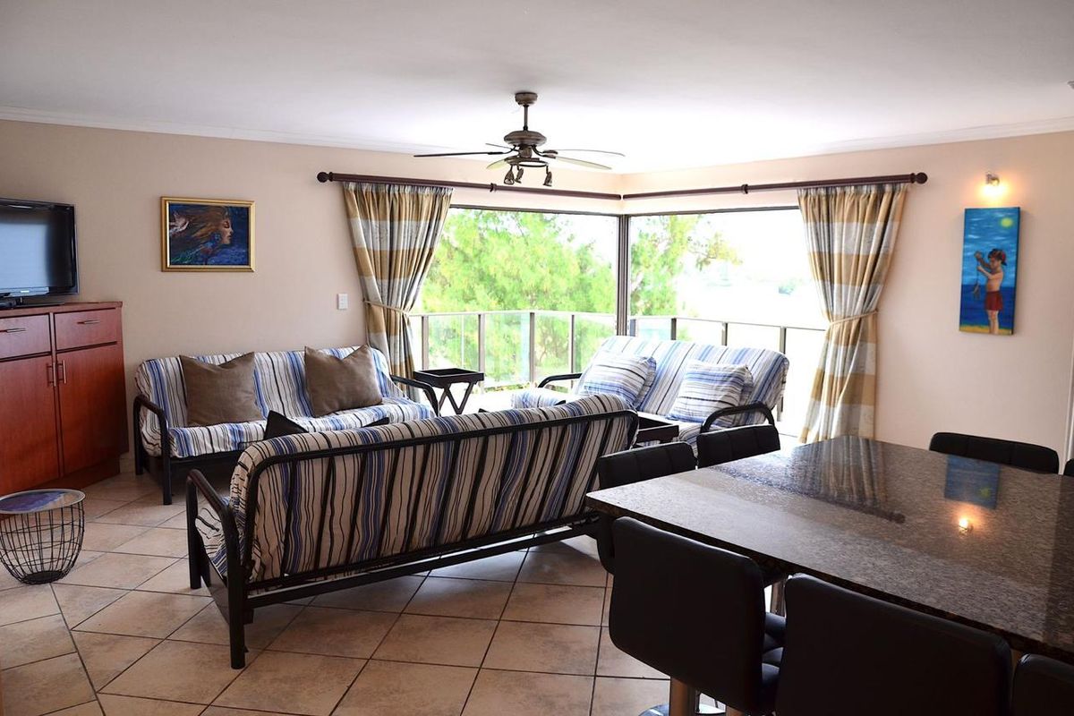 6 Bedroom Spacious Coastal Retreat in the Heart of Hartenbos - Photo 4