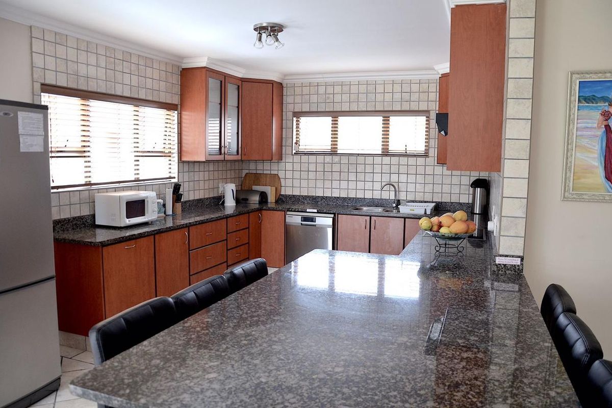 6 Bedroom Spacious Coastal Retreat in the Heart of Hartenbos - Photo 2