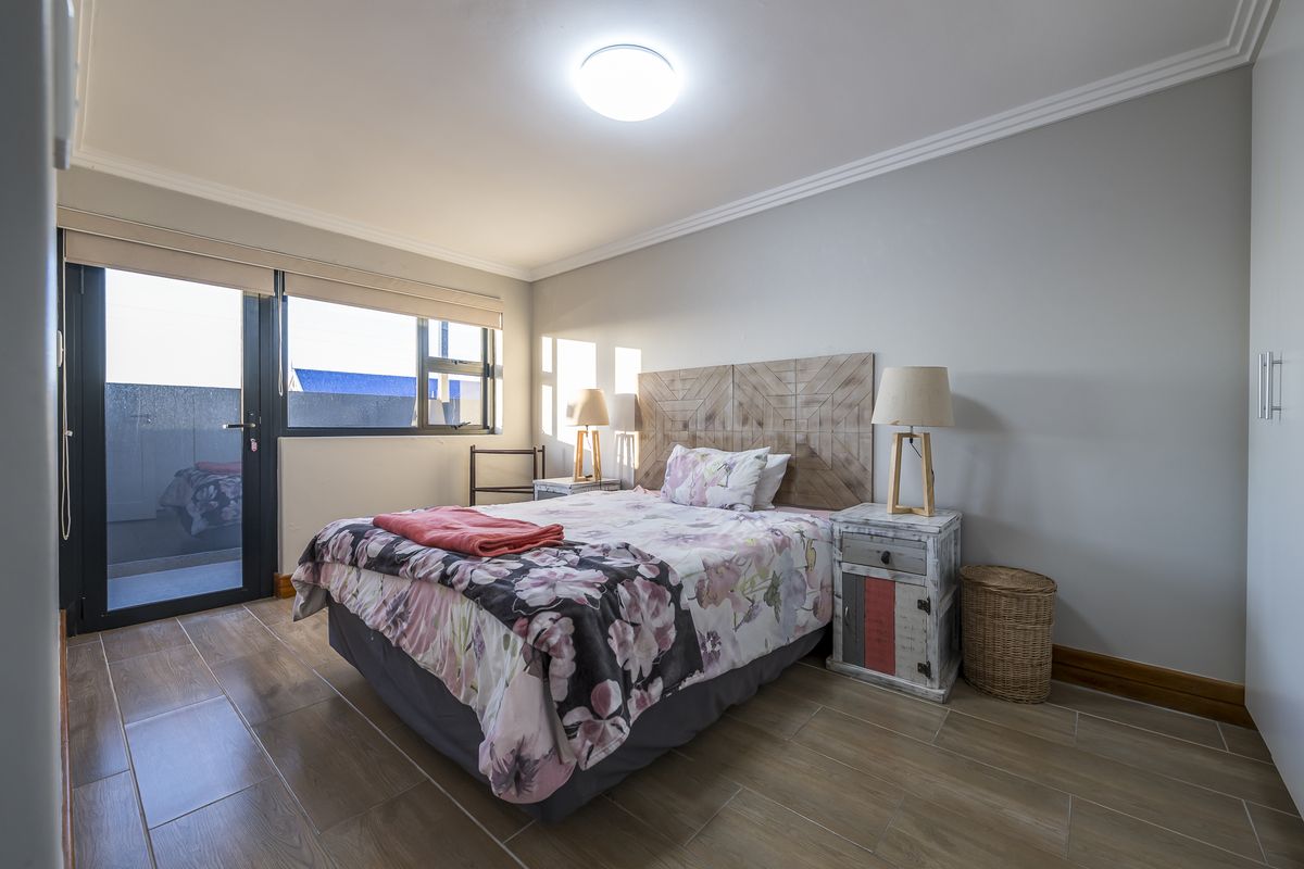 Coastal Luxury Defined Masterpiece in Mossel Bay Central - Photo 5