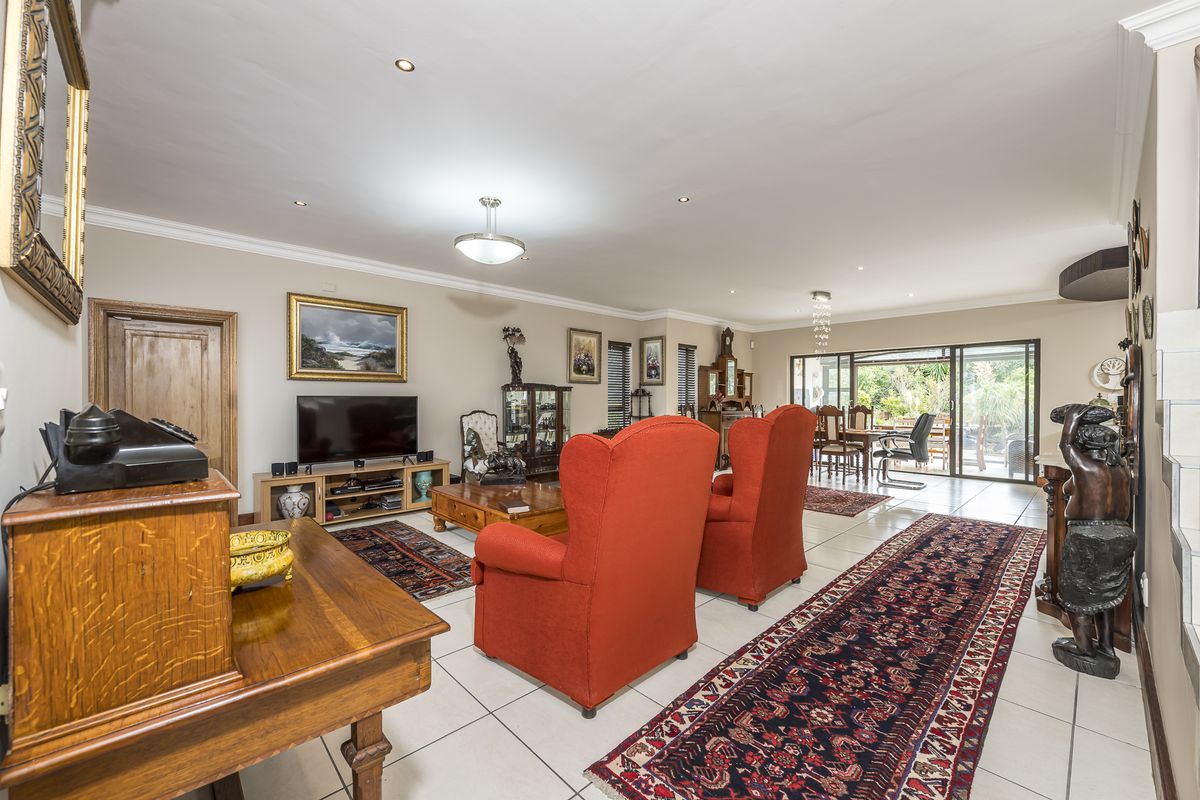 Spacious Family Home with Sea, Golf Course and Mountain Views in Mossel Bay Golf Estate - Photo 3