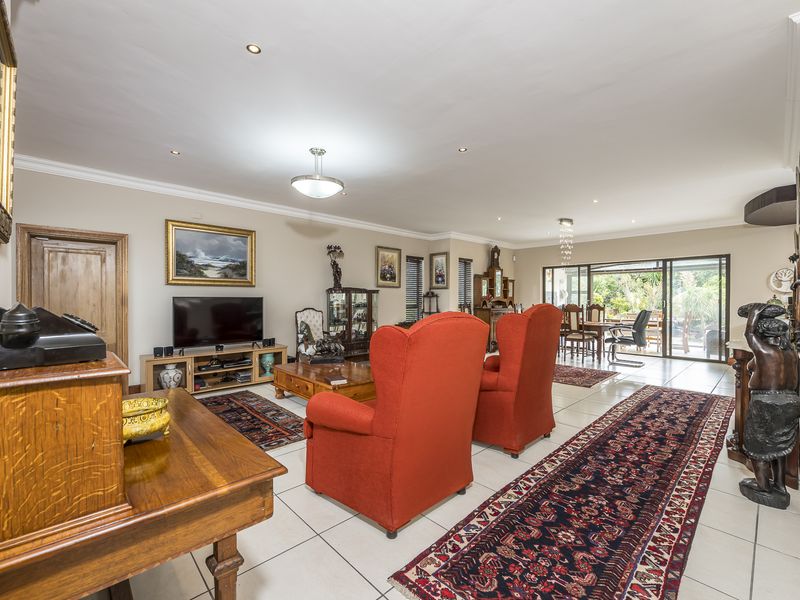 Spacious Family Home with Sea, Golf Course and Mountain Views in Mossel Bay Golf Estate - Photo 3
