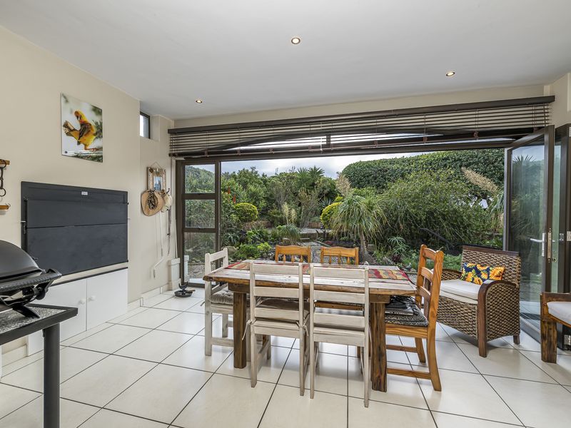 Spacious Family Home with Sea, Golf Course and Mountain Views in Mossel Bay Golf Estate - Photo 7