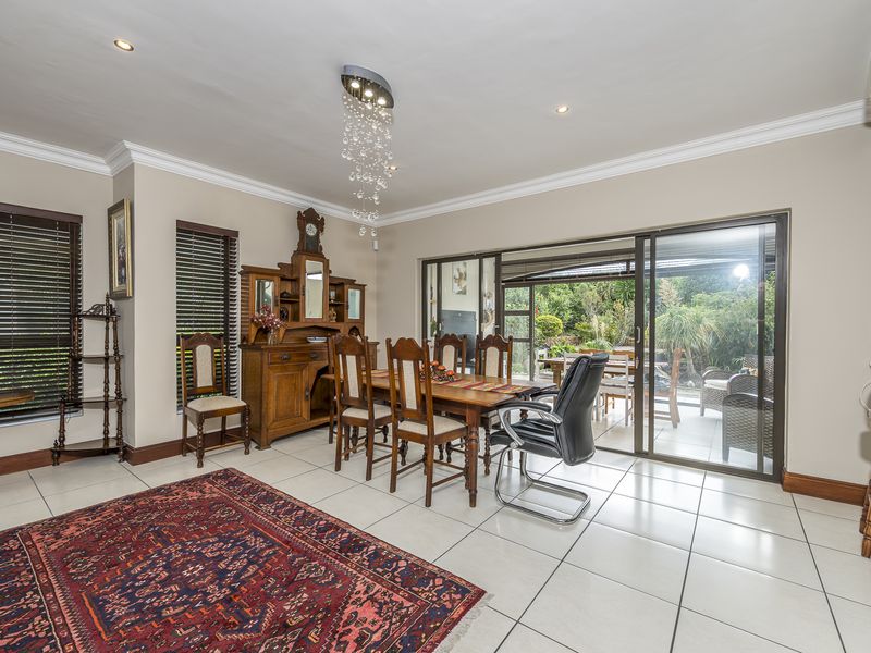 Spacious Family Home with Sea, Golf Course and Mountain Views in Mossel Bay Golf Estate - Photo 6