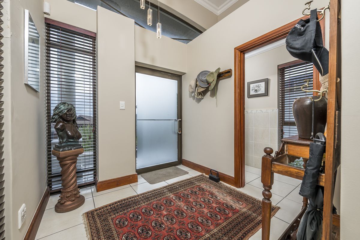 Spacious Family Home with Sea, Golf Course and Mountain Views in Mossel Bay Golf Estate - Photo 2