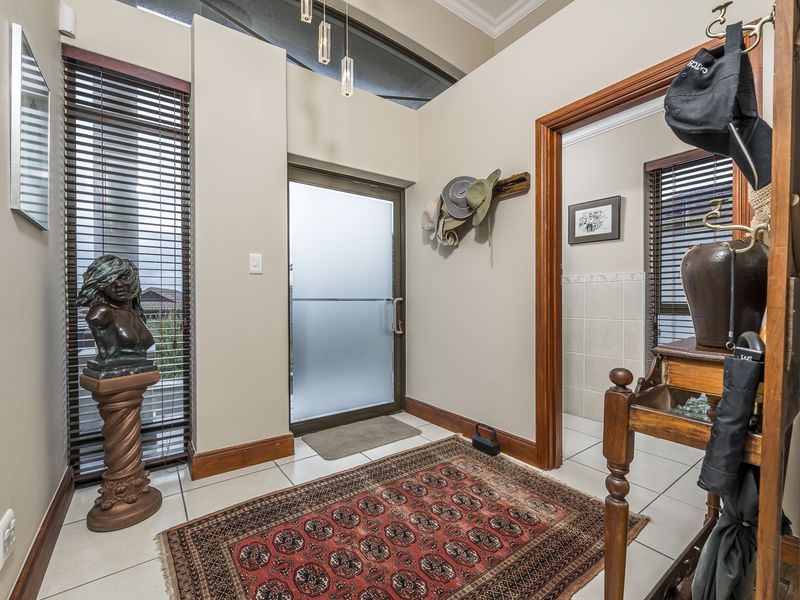 Spacious Family Home with Sea, Golf Course and Mountain Views in Mossel Bay Golf Estate - Photo 2
