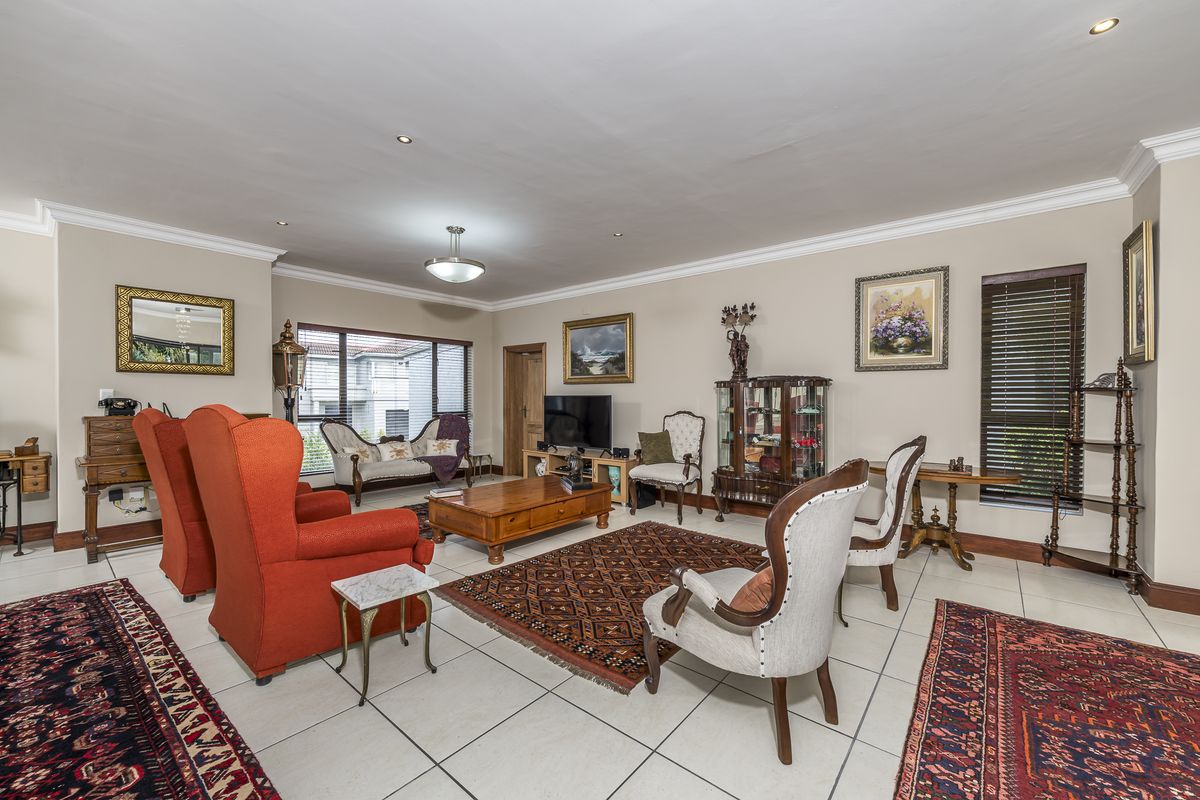 Spacious Family Home with Sea, Golf Course and Mountain Views in Mossel Bay Golf Estate - Photo 5