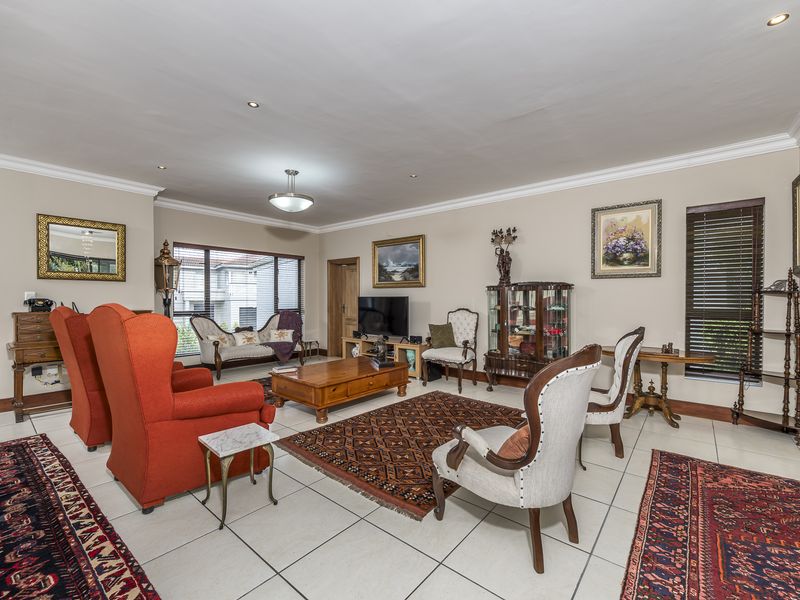 Spacious Family Home with Sea, Golf Course and Mountain Views in Mossel Bay Golf Estate - Photo 5