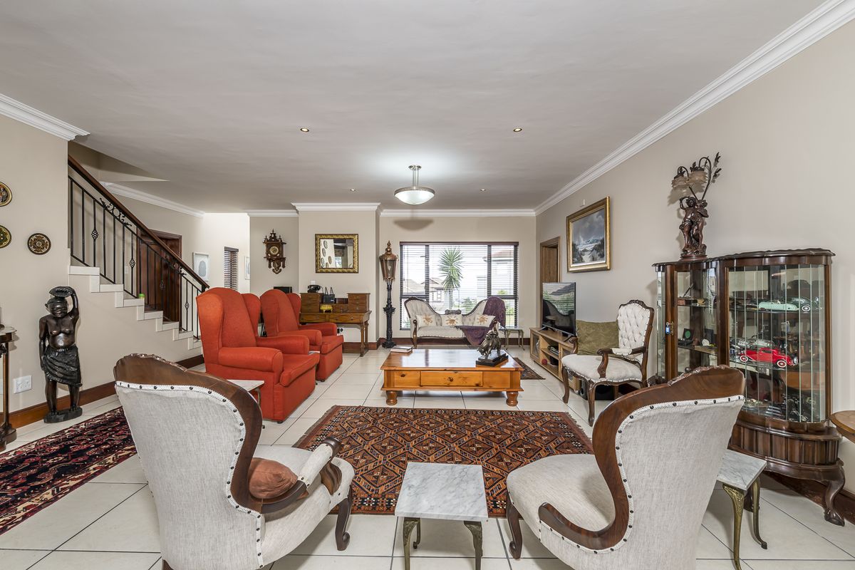 Spacious Family Home with Sea, Golf Course and Mountain Views in Mossel Bay Golf Estate - Photo 4