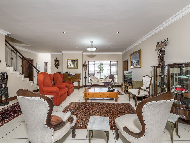 Spacious Family Home with Sea, Golf Course and Mountain Views in Mossel Bay Golf Estate - Photo 4