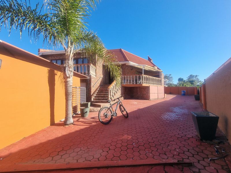 🏡 For Sale: Spacious 6-Bedroom Family Home – Mossel Bay - Photo 1