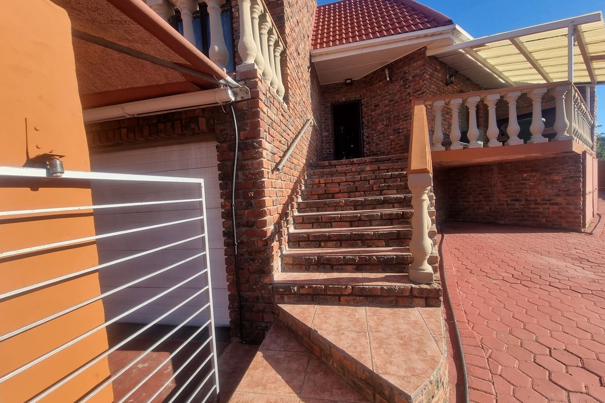 🏡 For Sale: Spacious 6-Bedroom Family Home – Mossel Bay - Photo 2