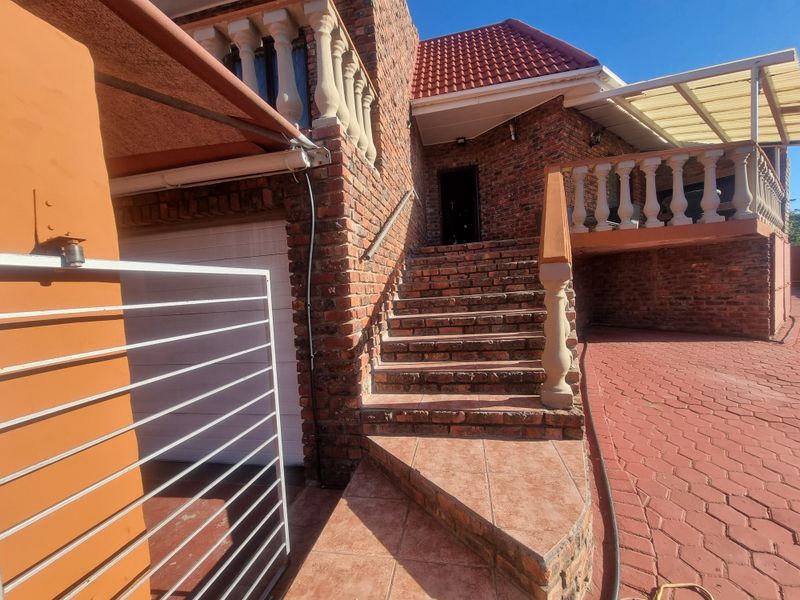 🏡 For Sale: Spacious 6-Bedroom Family Home – Mossel Bay - Photo 2