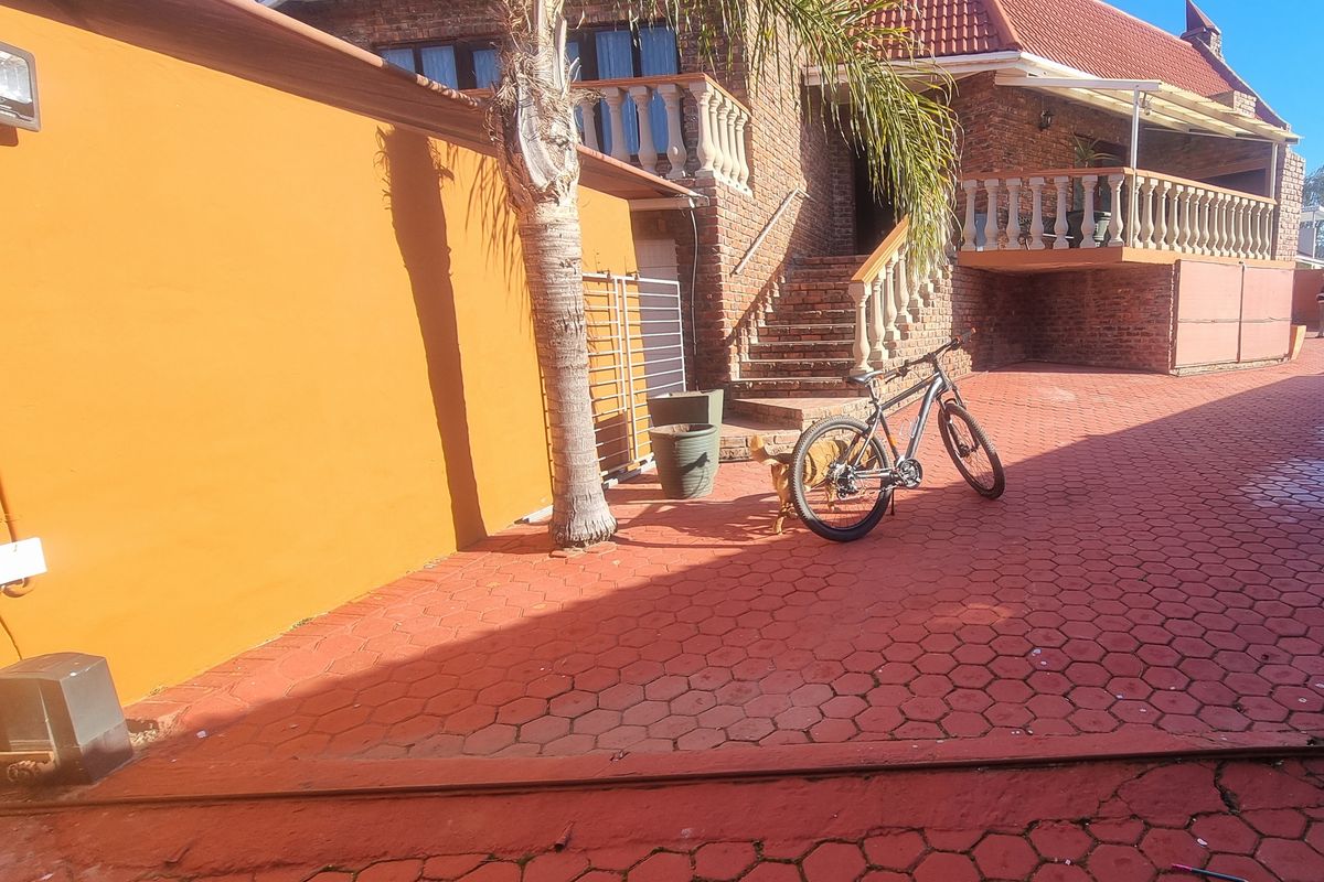 🏡 For Sale: Spacious 6-Bedroom Family Home – Mossel Bay - Photo 3