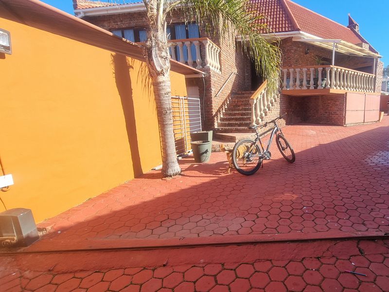 🏡 For Sale: Spacious 6-Bedroom Family Home – Mossel Bay - Photo 3