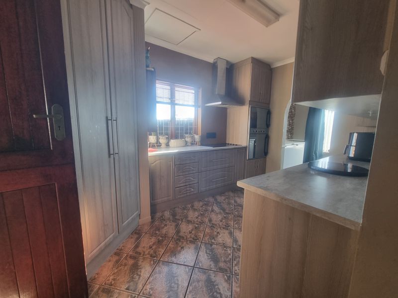 🏡 For Sale: Spacious 6-Bedroom Family Home – Mossel Bay - Photo 10