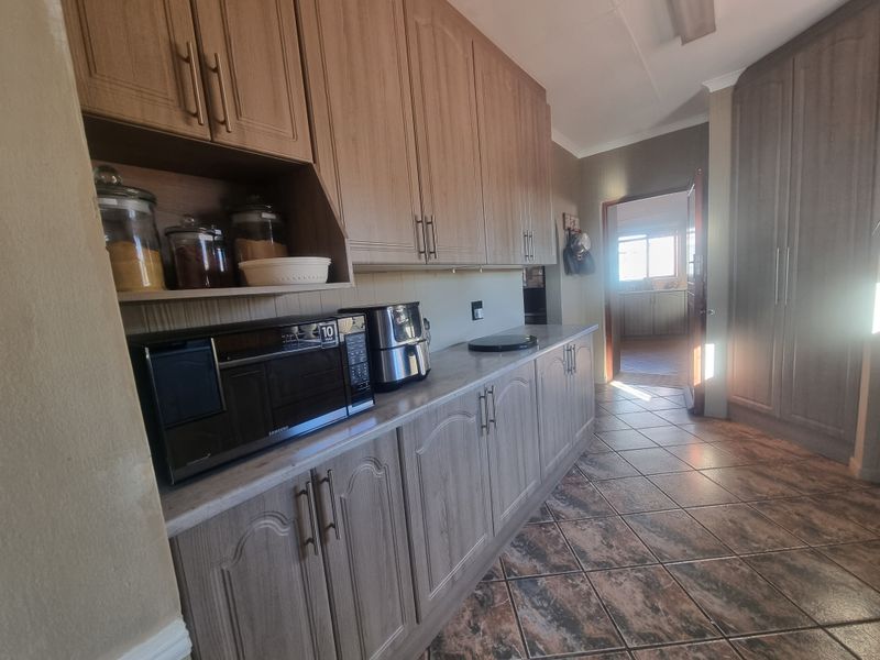 🏡 For Sale: Spacious 6-Bedroom Family Home – Mossel Bay - Photo 9