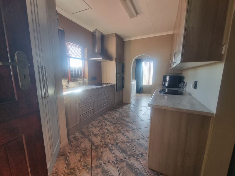 🏡 For Sale: Spacious 6-Bedroom Family Home – Mossel Bay - Photo 8