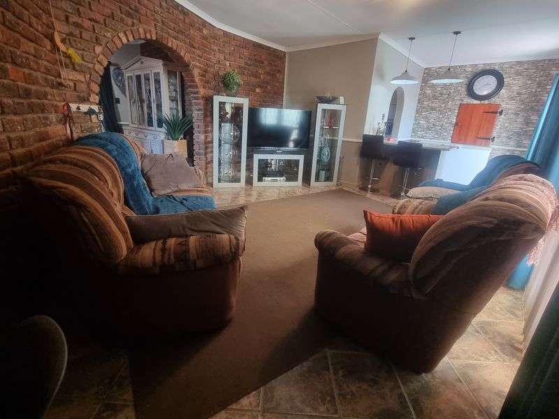 🏡 For Sale: Spacious 6-Bedroom Family Home – Mossel Bay - Photo 6