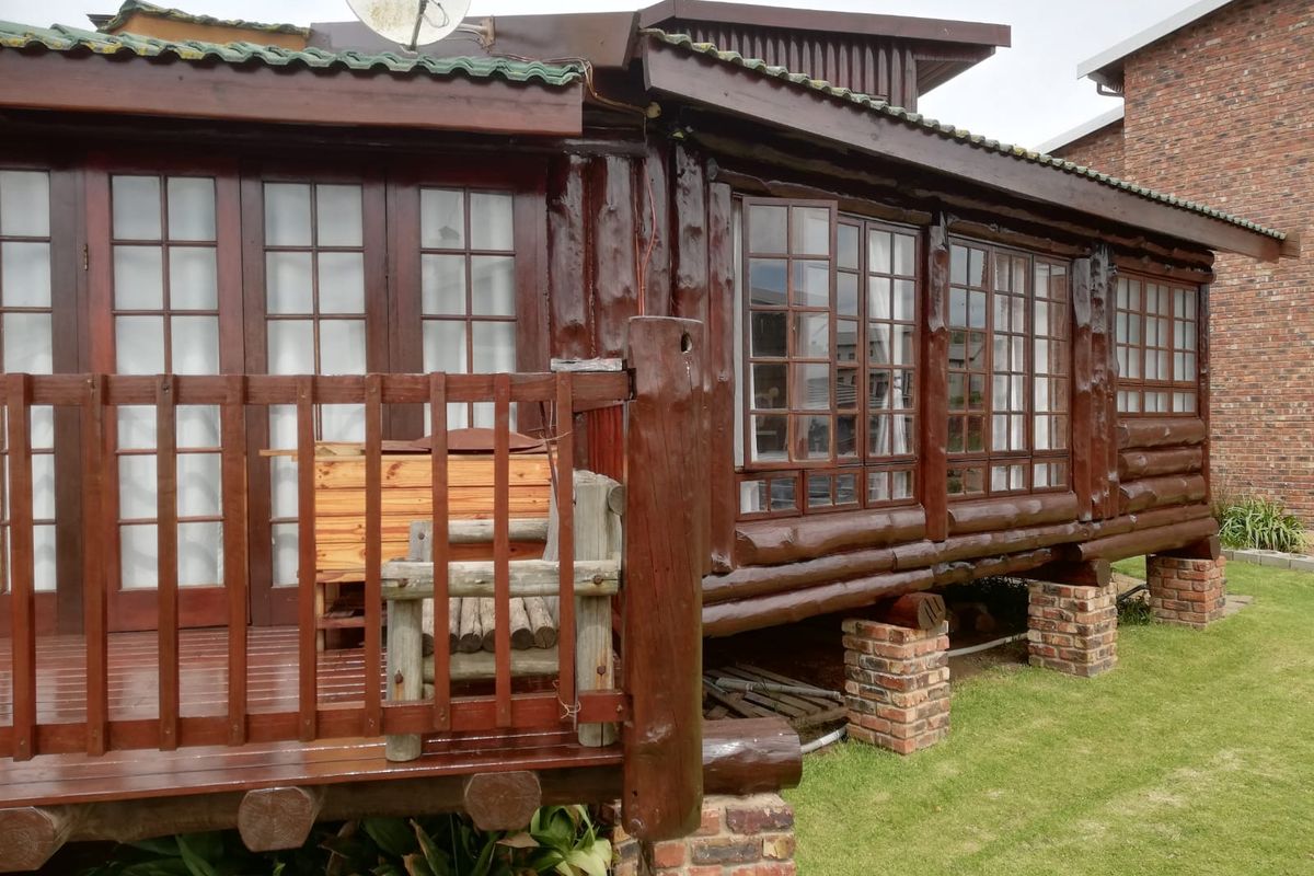 WOODCRAFTED GEM IN BOGGOMSBAAI - Photo 2