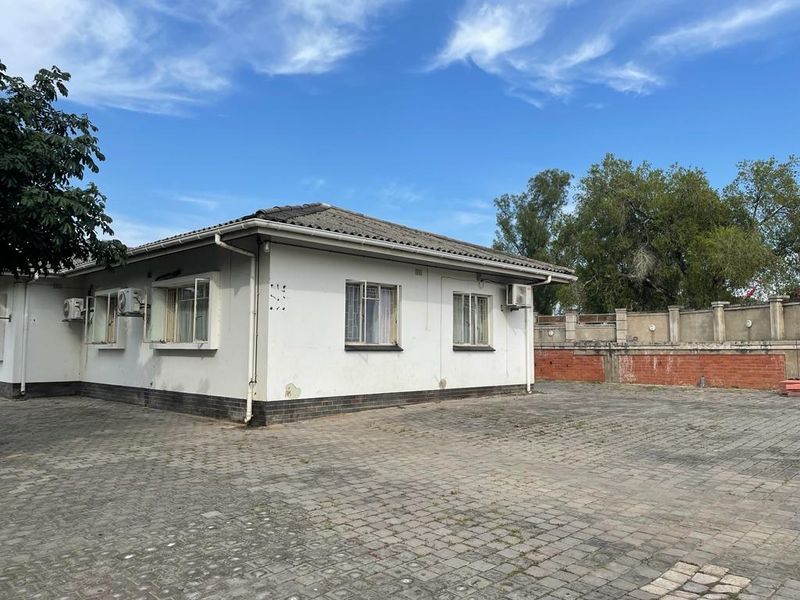 Lovely spacious home in Jackelberry Estate - Photo 1