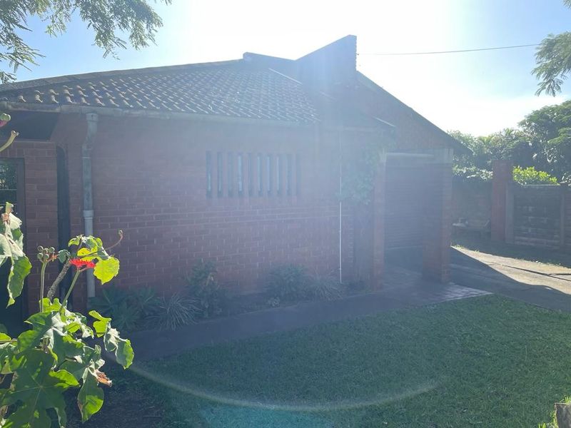 Beautifully positioned in a lovely Culdesac - Photo 2